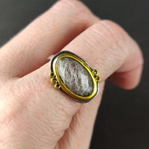 Vintage look, grey threaded stone ring